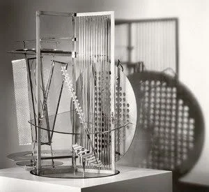 Ein Lichtspiel schwarz weiss grau (1930): Kinetická plastika a světelná mechanika Bauhausu / László Moholy-Nagy: Ein Lichtspiel schwarz weiss grau (1930)