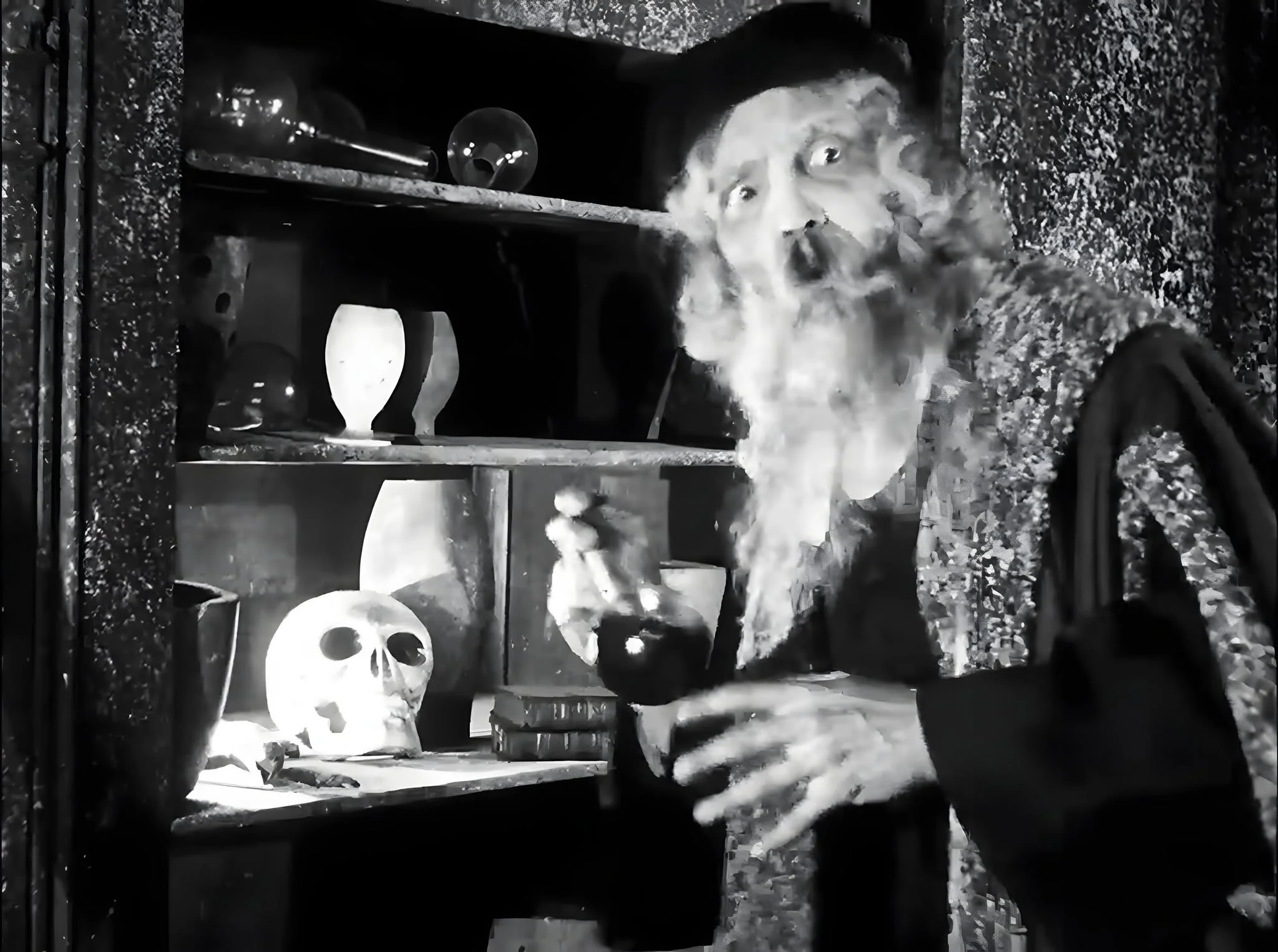 Příchozí z temnot (1921): Okultní pýcha, alchymie a historická anachronie / Arrival from the Darkness (1921): Occult Hubris, Alchemy, and Historical Anachronism